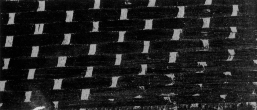 Макро-фото образца углеродного волокна с поперечными стекловолоконными нитями